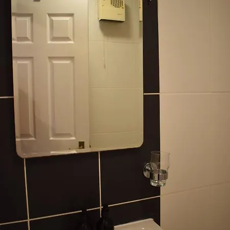 1 Bed Beside Castle Διαμέρισμα *