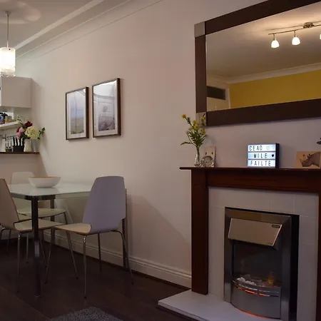 1 Bed Beside Castle Διαμέρισμα *